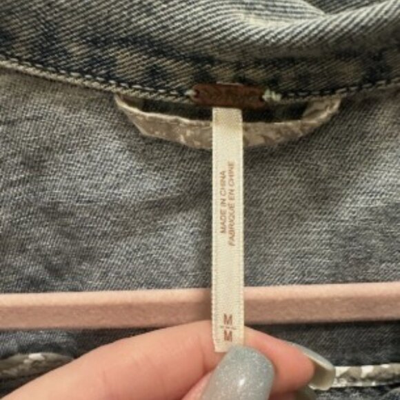 Free people Light Blue Denim Jacket Collared w/ Pockets M - Picture 2 of 4